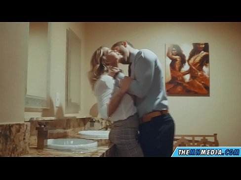❤️ เมื่อสาวผมบลอนด์ busty ยั่วยวนคุณในห้องน้ำสาธารณะ ❤ โป๊ทางทวารหนัก ที่เรา